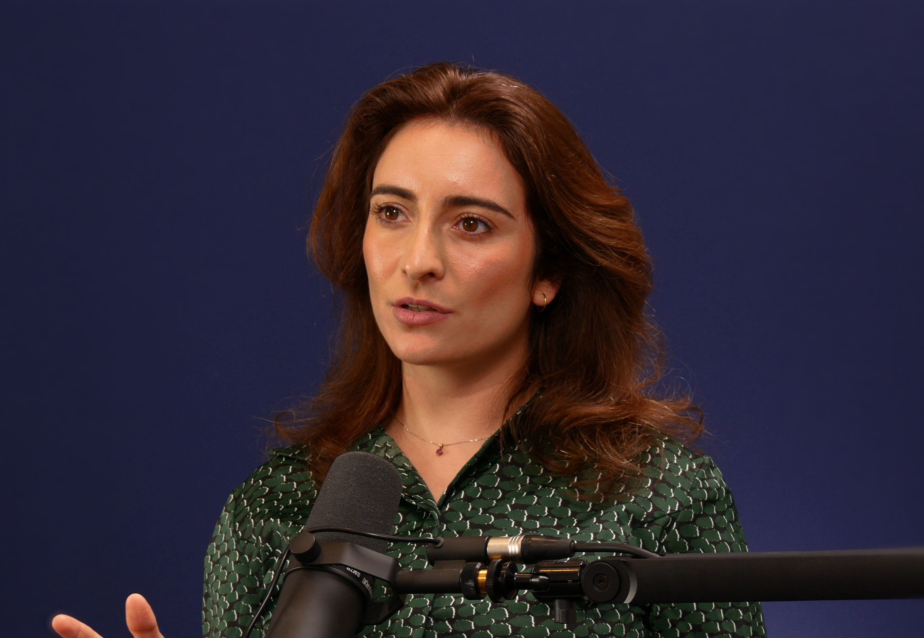 Gast achter de microfoon tijdens een videopodcast