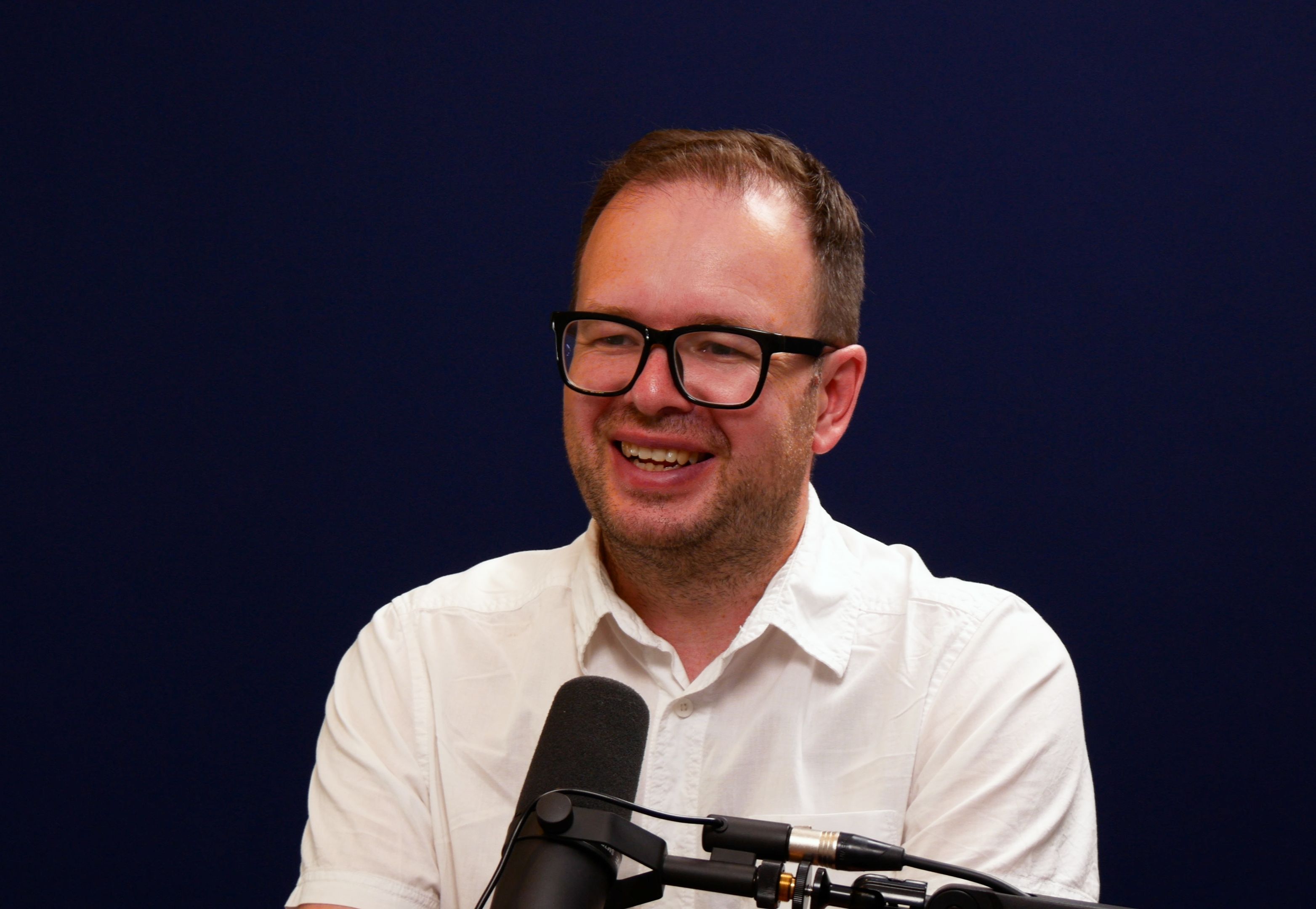 Gesprek aan tafel tijdens een podcastopname